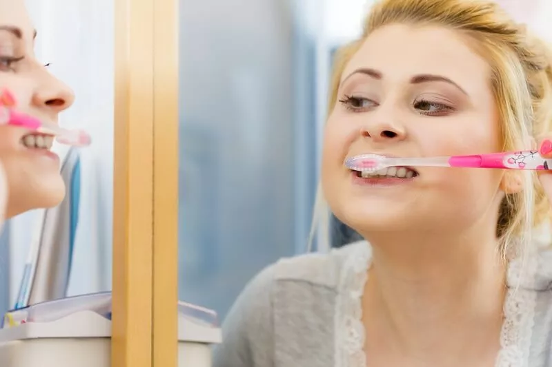 Kobieta myjąca zęby