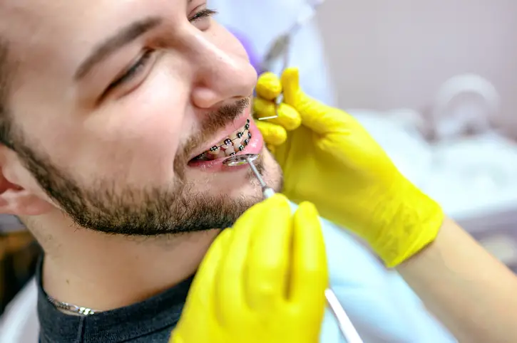 Ortodonta sprawdzający zęby