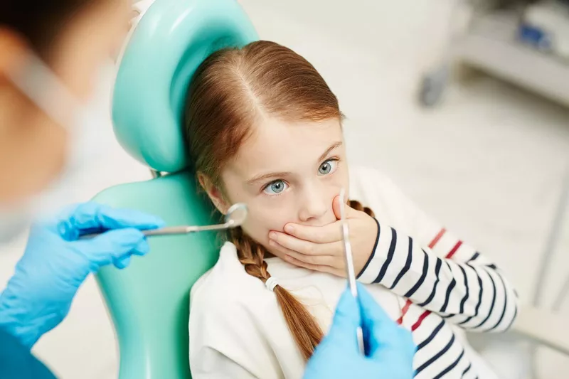 Dziewczynka bojąca się dentysty