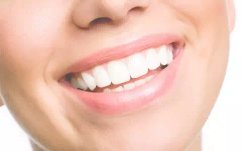 Białe zęby kobiety