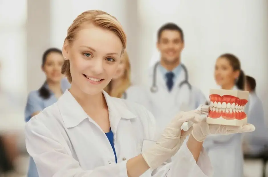 Dentystka trzymająca protezę