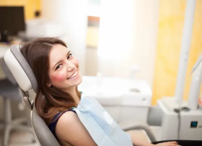 Kobieta siedząca na fotelu u dentysty