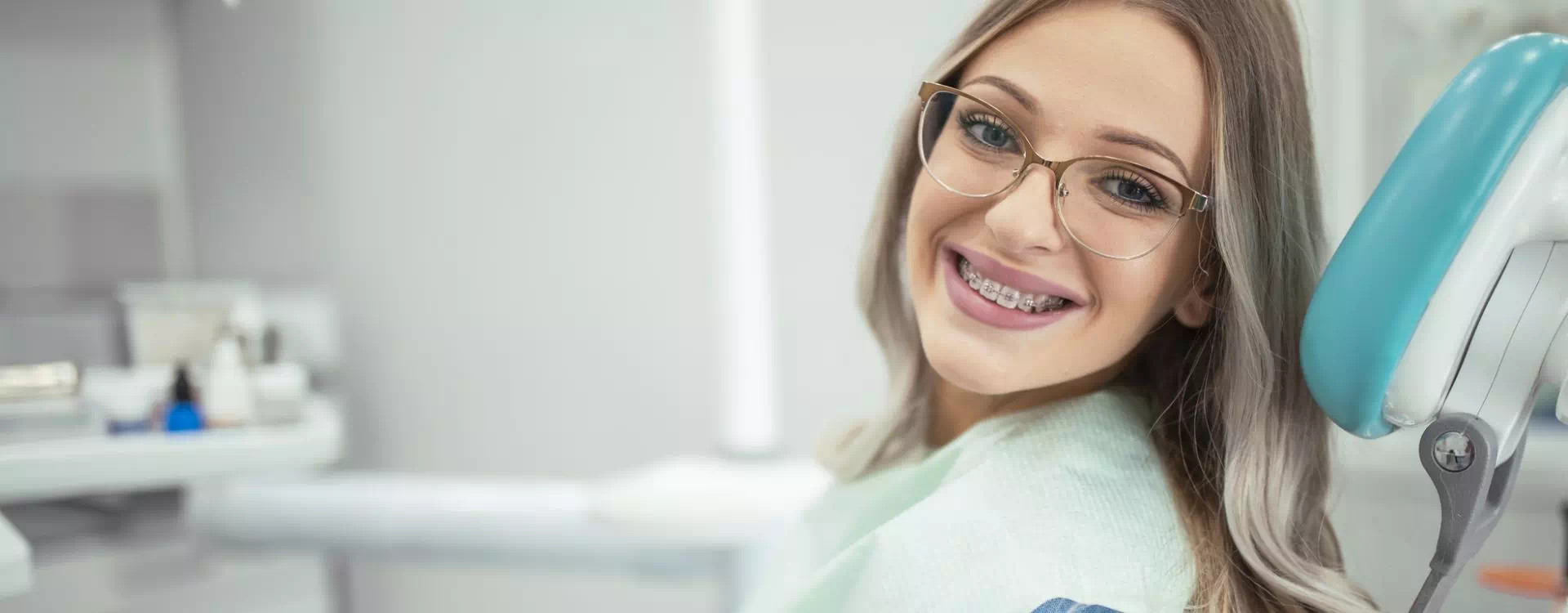Uśmiechnięta kobieta u dentysty